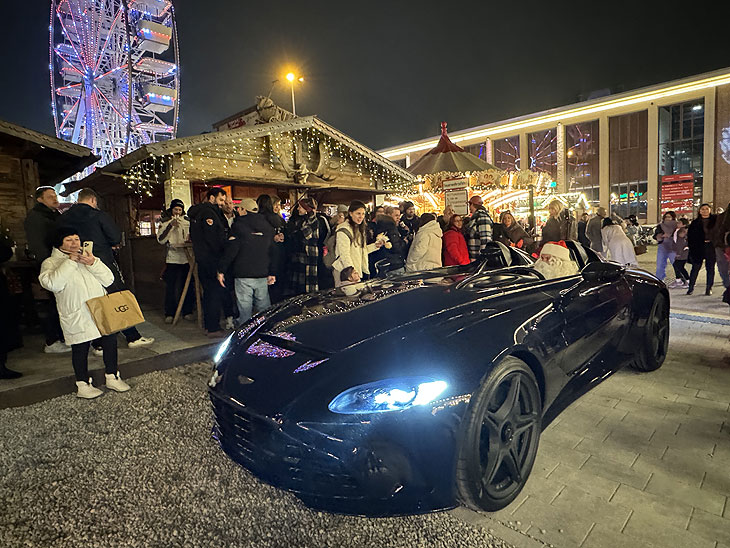 Winterworld Motorworld: zum AUftakt kam der Weihnachtsmann in einem heißen Schlitten (©Foto: Martin Schmitz)